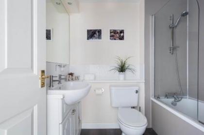 Dicksonfield Apartment - image 12