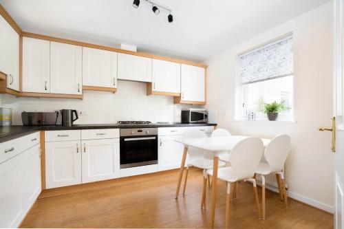 Dicksonfield Apartment - image 7