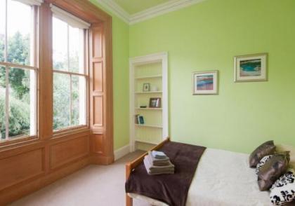 South Learmonth Gardens Apartment - image 4
