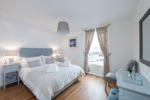 Annandale Street Apartment - main image