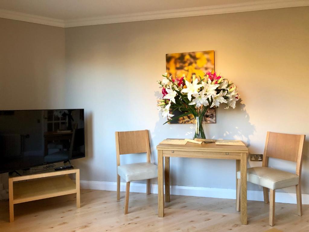 Newington Apartments - main image
