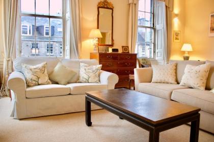 Period Property on Castle Street - image 3
