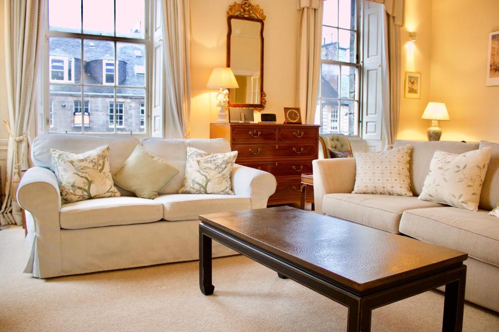 Period Property on Castle Street - image 3