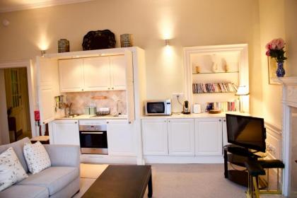 Period Property on Castle Street - image 4