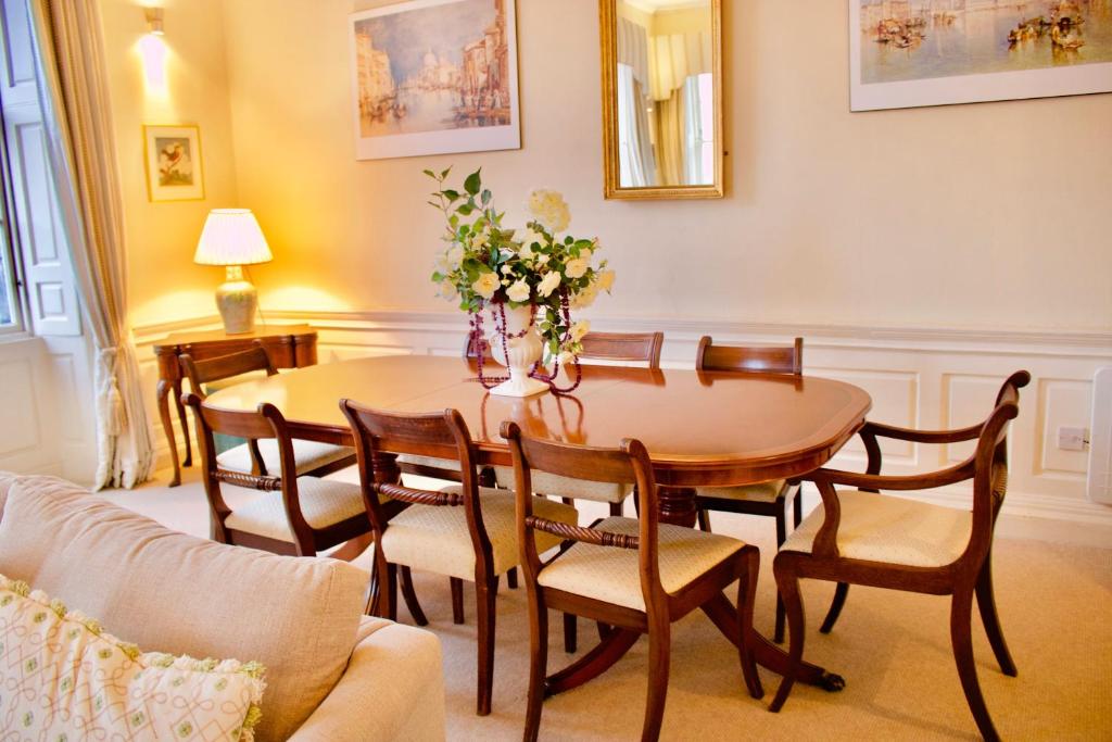 Period Property on Castle Street - image 6