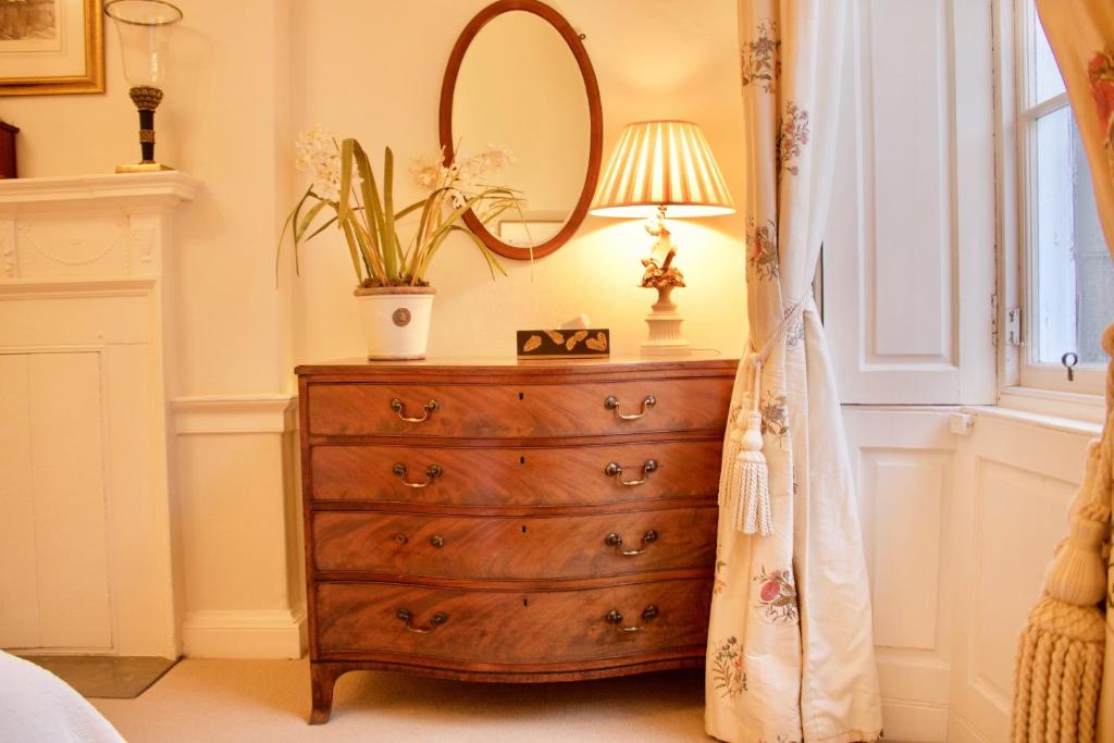Period Property on Castle Street - image 7