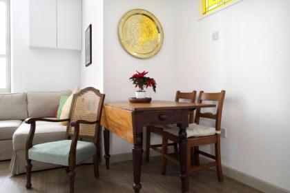 Quiet Ground Floor Mews Flat and parking - image 12