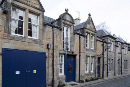 Quiet Ground Floor Mews Flat and parking - image 17