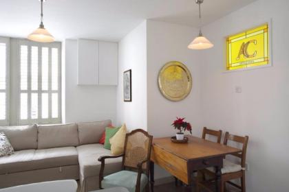 Quiet Ground Floor Mews Flat and parking - image 5