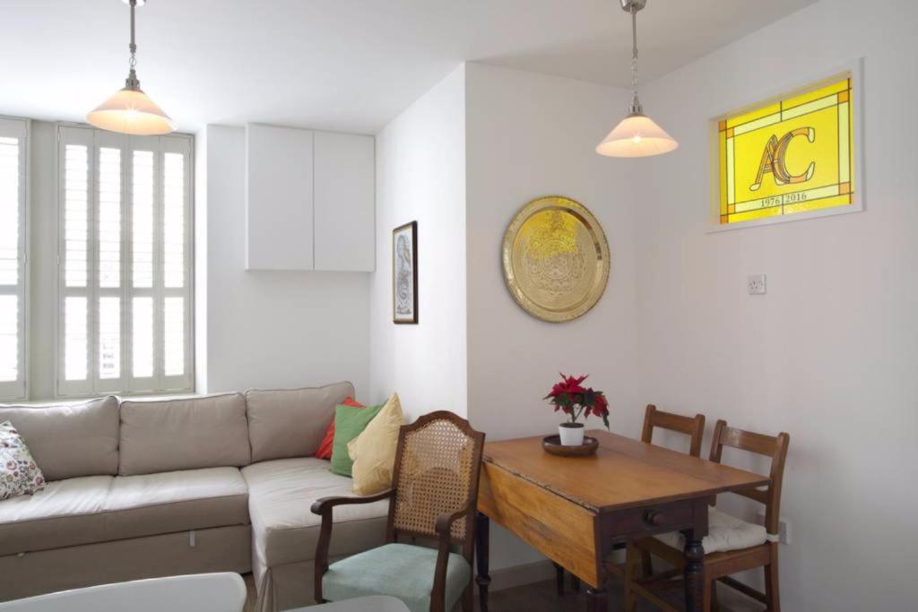 Quiet Ground Floor Mews Flat and parking - image 5