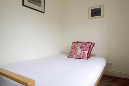 1 Bedroom Apartment in City Centre Sleeps 4-6 - image 3