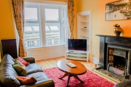 Newly Furnished 2 Bedroom Apartment on Leith Walk - image 1