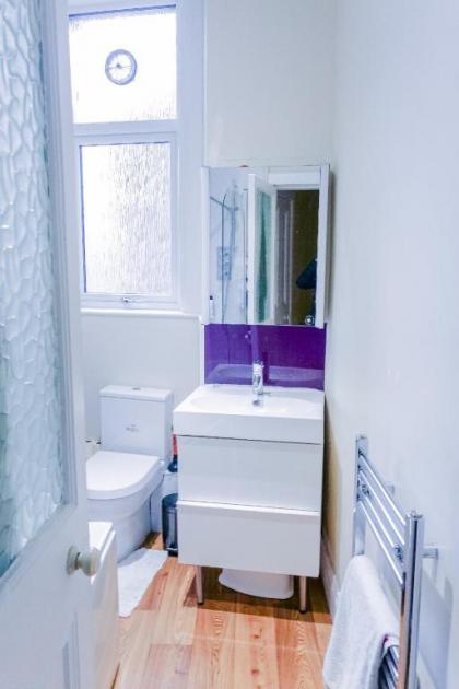 Newly Furnished 2 Bedroom Apartment on Leith Walk - image 2