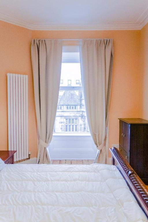 Newly Furnished 2 Bedroom Apartment on Leith Walk - image 4