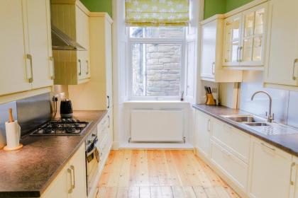 Newly Furnished 2 Bedroom Apartment on Leith Walk - image 6