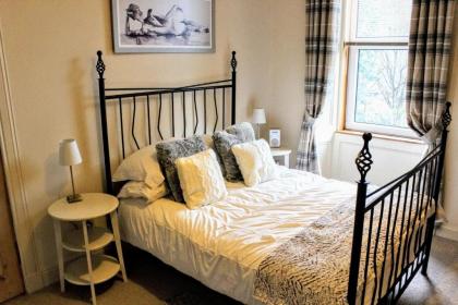 Cosy and Modern Apartment in Central Edinburgh - image 4