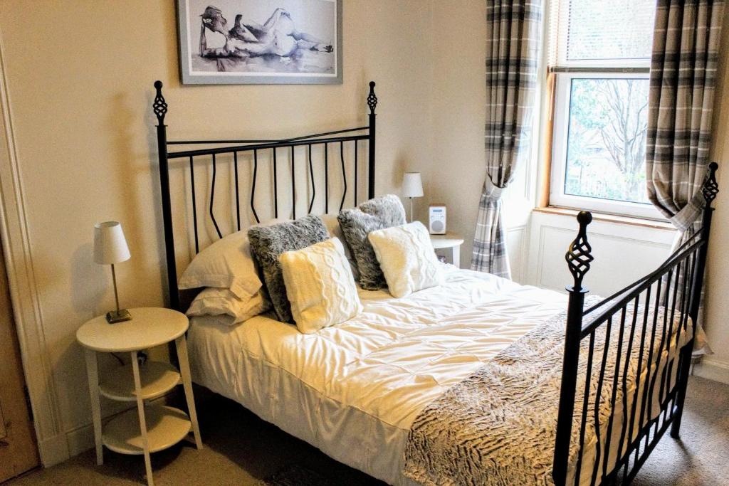 Cosy and Modern Apartment in Central Edinburgh - image 4
