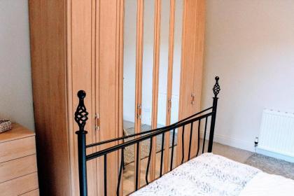 Cosy and Modern Apartment in Central Edinburgh - image 5