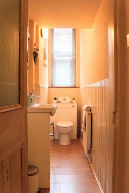 Cosy and Modern Apartment in Central Edinburgh - image 6