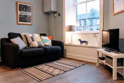 1 Bedroom Apartment in Edinburgh's New Town Sleeps 2 - image 1