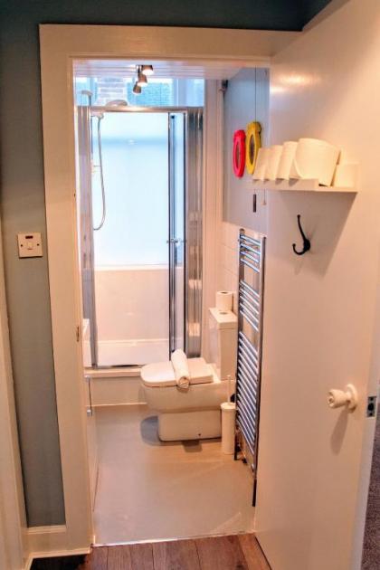 1 Bedroom Apartment in Edinburgh's New Town Sleeps 2 - image 15