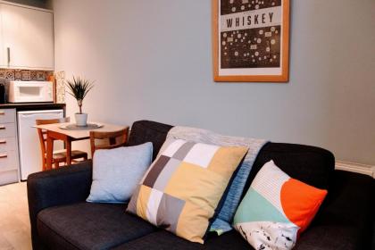 1 Bedroom Apartment in Edinburgh's New Town Sleeps 2 - image 2