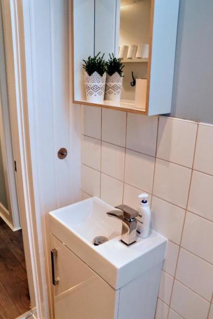 1 Bedroom Apartment in Edinburgh's New Town Sleeps 2 - image 3