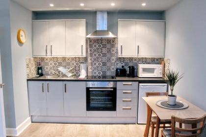1 Bedroom Apartment in Edinburgh's New Town Sleeps 2 - image 5