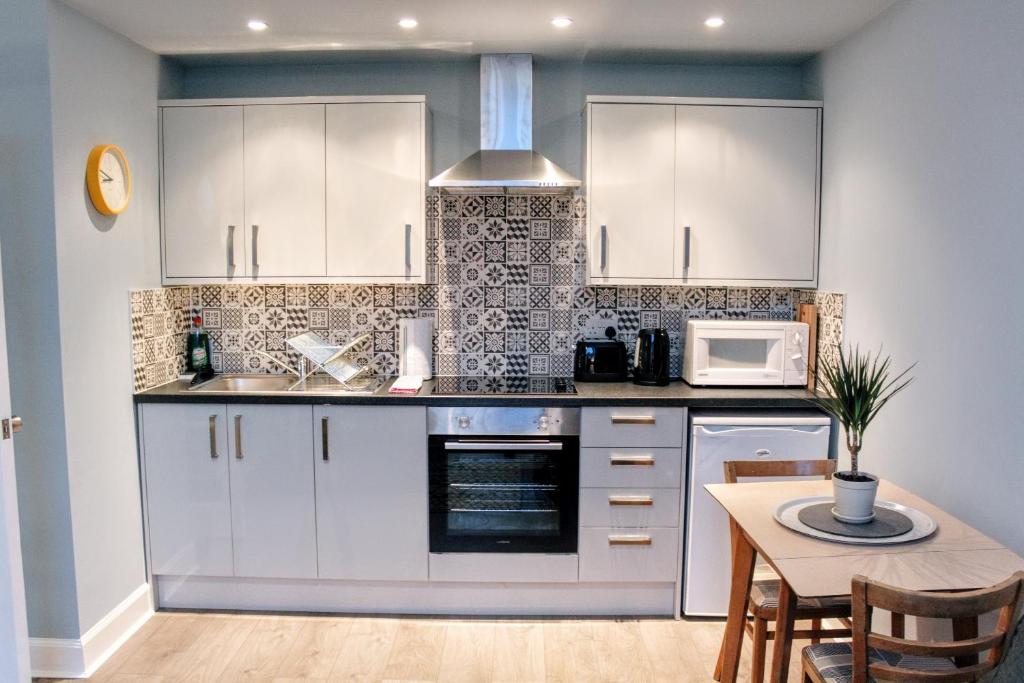 1 Bedroom Apartment in Edinburgh's New Town Sleeps 2 - image 5