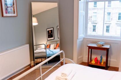 1 Bedroom Apartment in Edinburgh's New Town Sleeps 2 - image 9