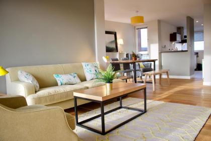 2 Bedroom Apartment with Free Parking Sleeps 4 - image 1