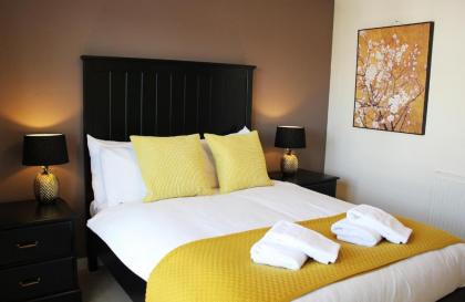 2 Bedroom Apartment with Free Parking Sleeps 4 - image 10