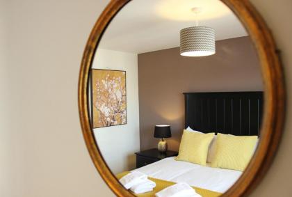 2 Bedroom Apartment with Free Parking Sleeps 4 - image 12