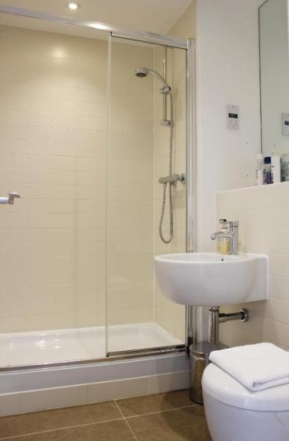 2 Bedroom Apartment with Free Parking Sleeps 4 - image 13