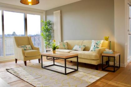 2 Bedroom Apartment with Free Parking Sleeps 4 - image 2