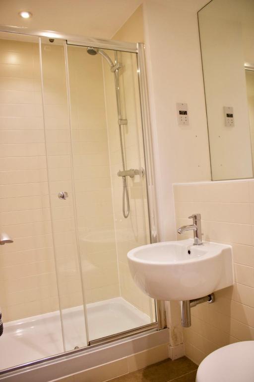 2 Bedroom Apartment with Free Parking Sleeps 4 - image 3