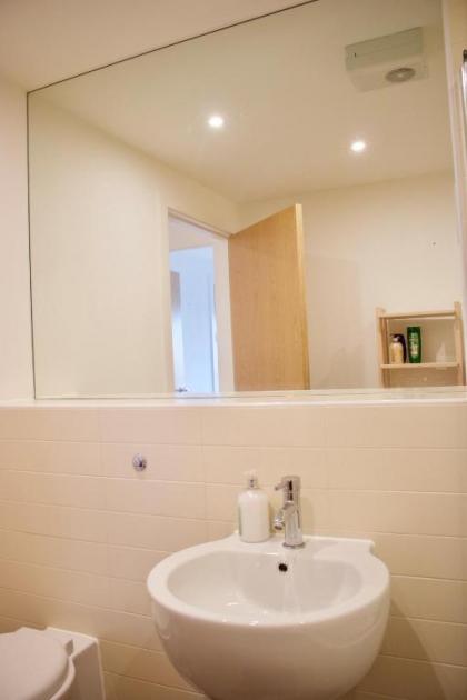 2 Bedroom Apartment with Free Parking Sleeps 4 - image 4