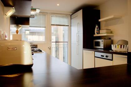 2 Bedroom Apartment with Free Parking Sleeps 4 - image 5