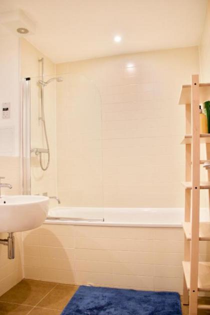 2 Bedroom Apartment with Free Parking Sleeps 4 - image 6