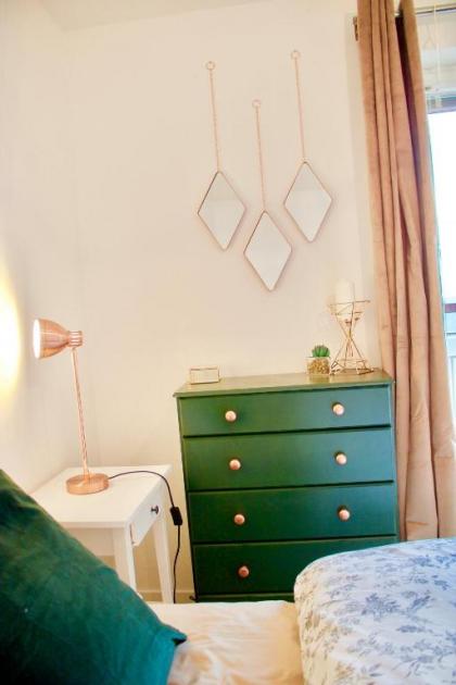 2 Bedroom Apartment with Free Parking Sleeps 4 - image 7