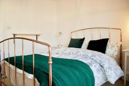 2 Bedroom Apartment with Free Parking Sleeps 4 - image 8
