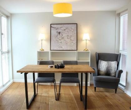 2 Bedroom Apartment with Free Parking Sleeps 4 - image 9