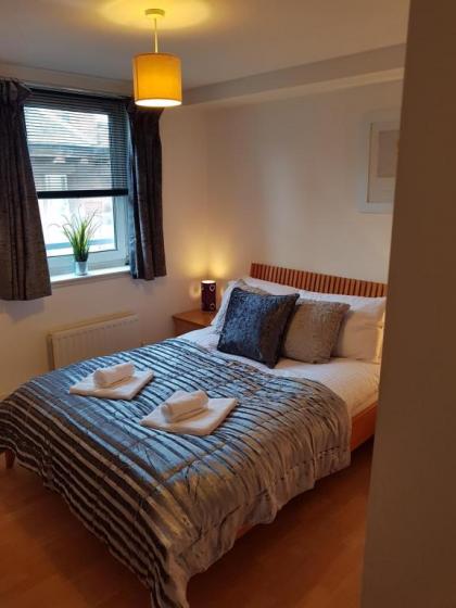 Executive Open Plan Apartment Leith - image 1