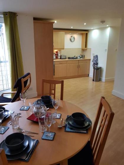 Executive Open Plan Apartment Leith - image 9