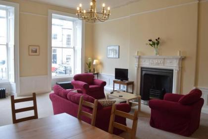 Traditional Georgian Flat in New Town - image 1