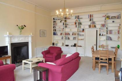 Traditional Georgian Flat in New Town - image 8
