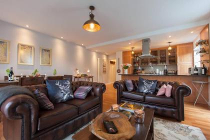 2 Bedroom Flat in Holyrood Area Accommodates 6 - image 1