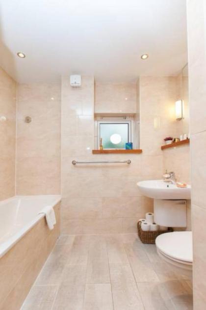 2 Bedroom Flat in Holyrood Area Accommodates 6 - image 12