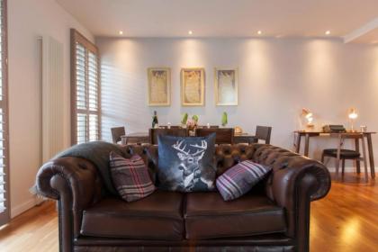 2 Bedroom Flat in Holyrood Area Accommodates 6 - image 2