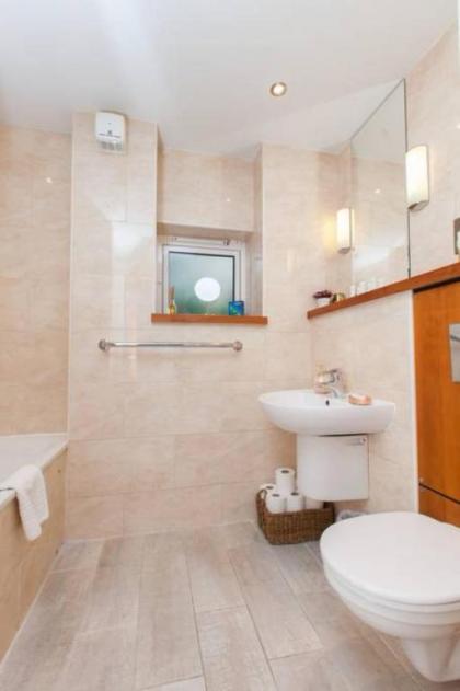 2 Bedroom Flat in Holyrood Area Accommodates 6 - image 4